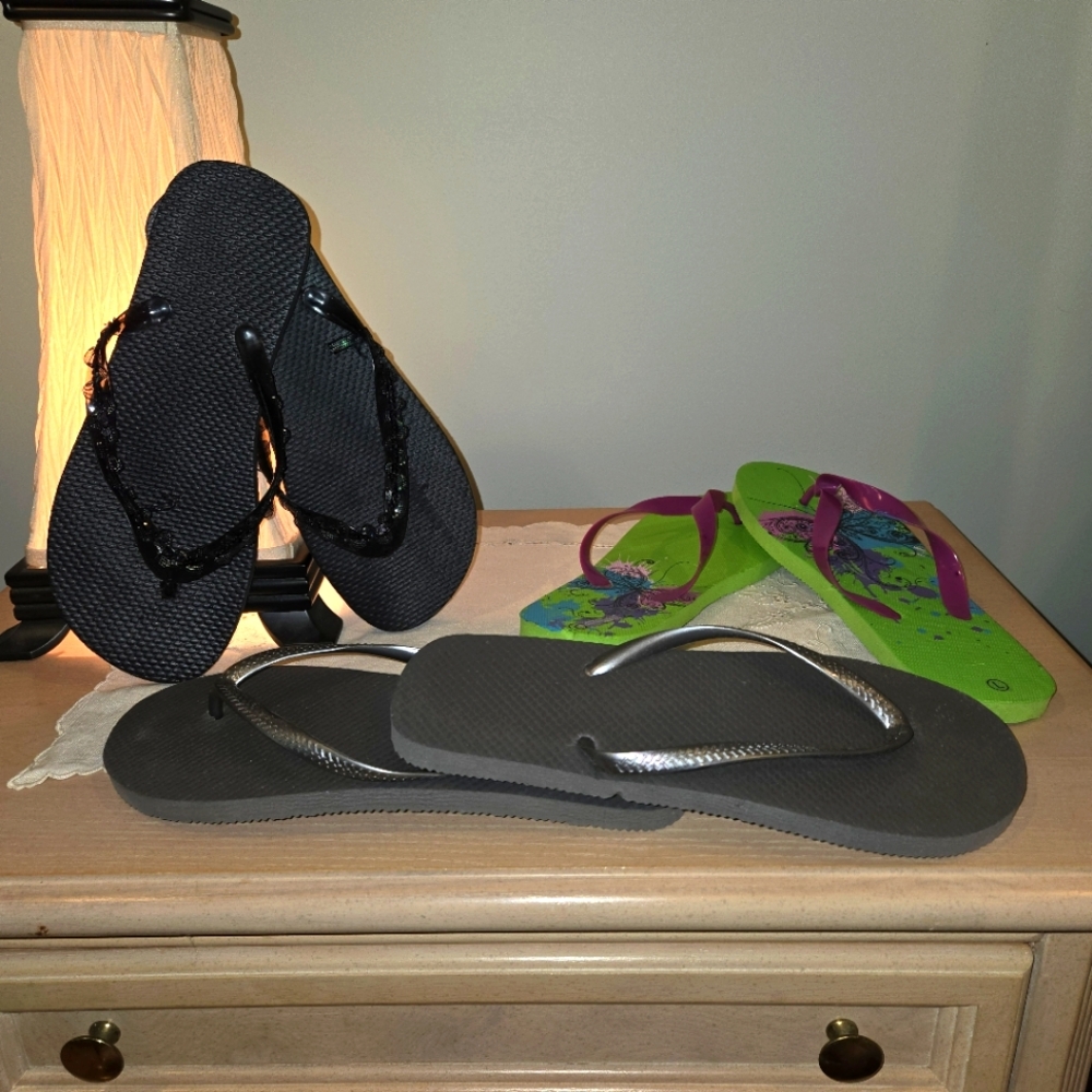 3 Pairs of Woman's Flip Flops, Size Large (9-10)